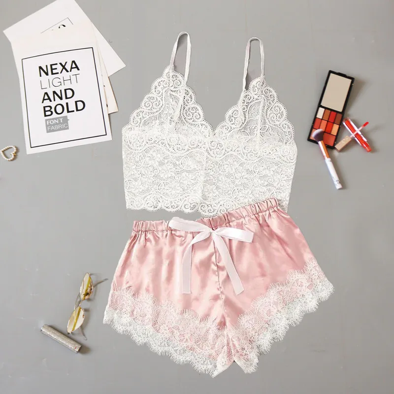 Conjunto de Camisola e Shorts em Renda