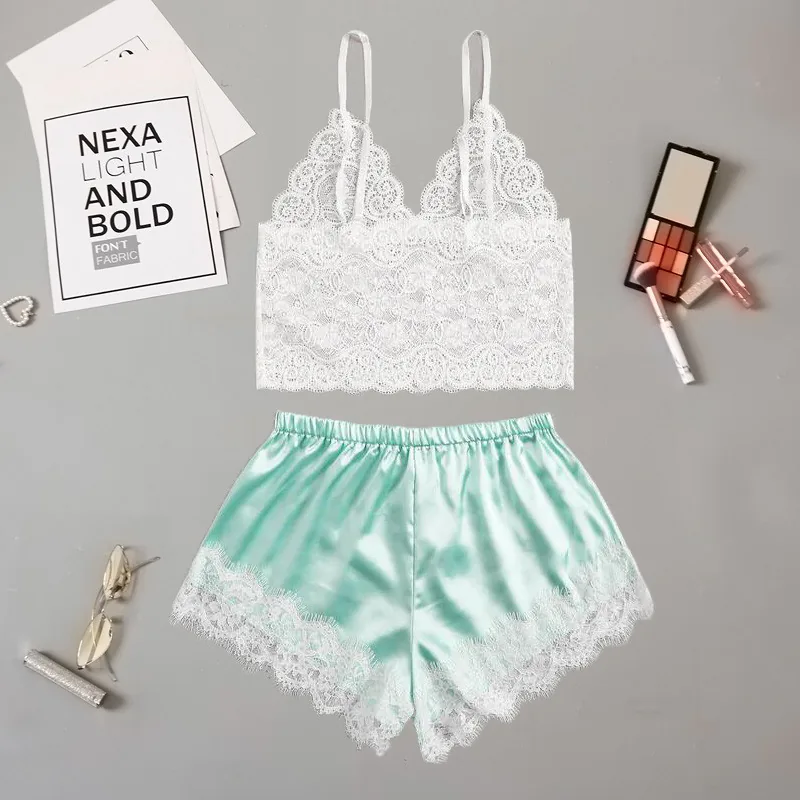 Conjunto de Camisola e Shorts em Renda