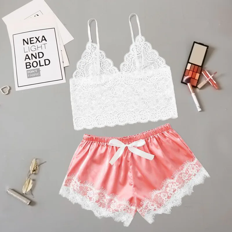 Conjunto de Camisola e Shorts em Renda