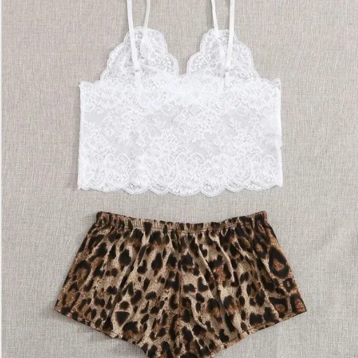Conjunto de lencería de top de tirantes con aberturas de encaje y shorts de leopardo