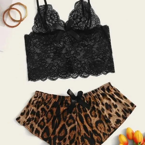 Conjunto de lencería de top de tirantes con aberturas de encaje y shorts de leopardo