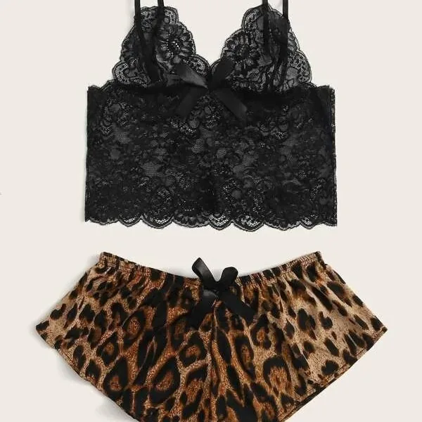 Conjunto de lencería de top de tirantes con aberturas de encaje y shorts de leopardo