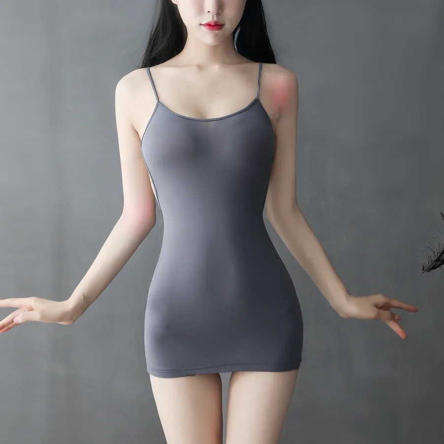 Robe nuisette moulante sans manches en soie glacée