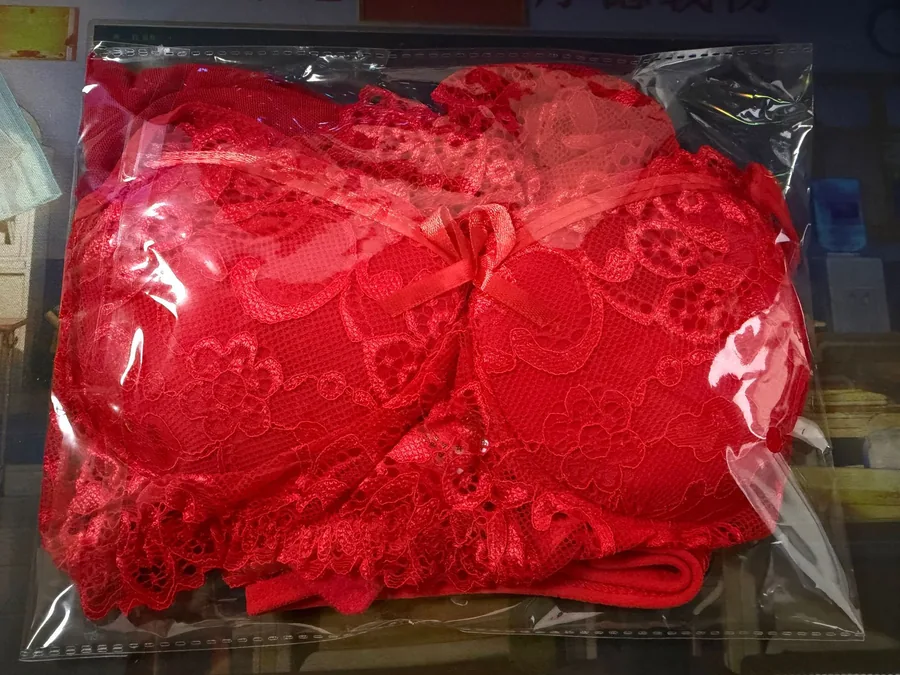 Dreiteiliges BH-Set aus Spitze mit Polsterung und Mesh