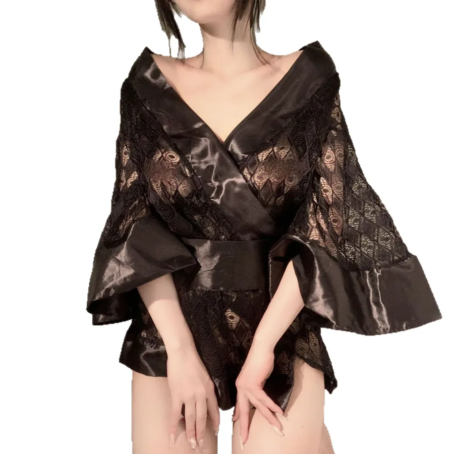Set aus Spitzen-Kimono-Morgenmantel und kurzem Nachthemd