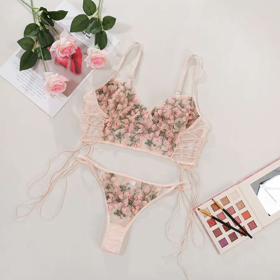 Ensemble soutien-gorge brodé à brides