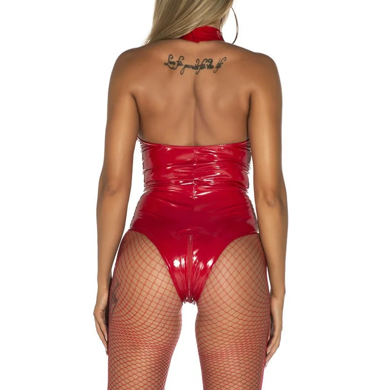 Body modelador em couro sintético com recortes
