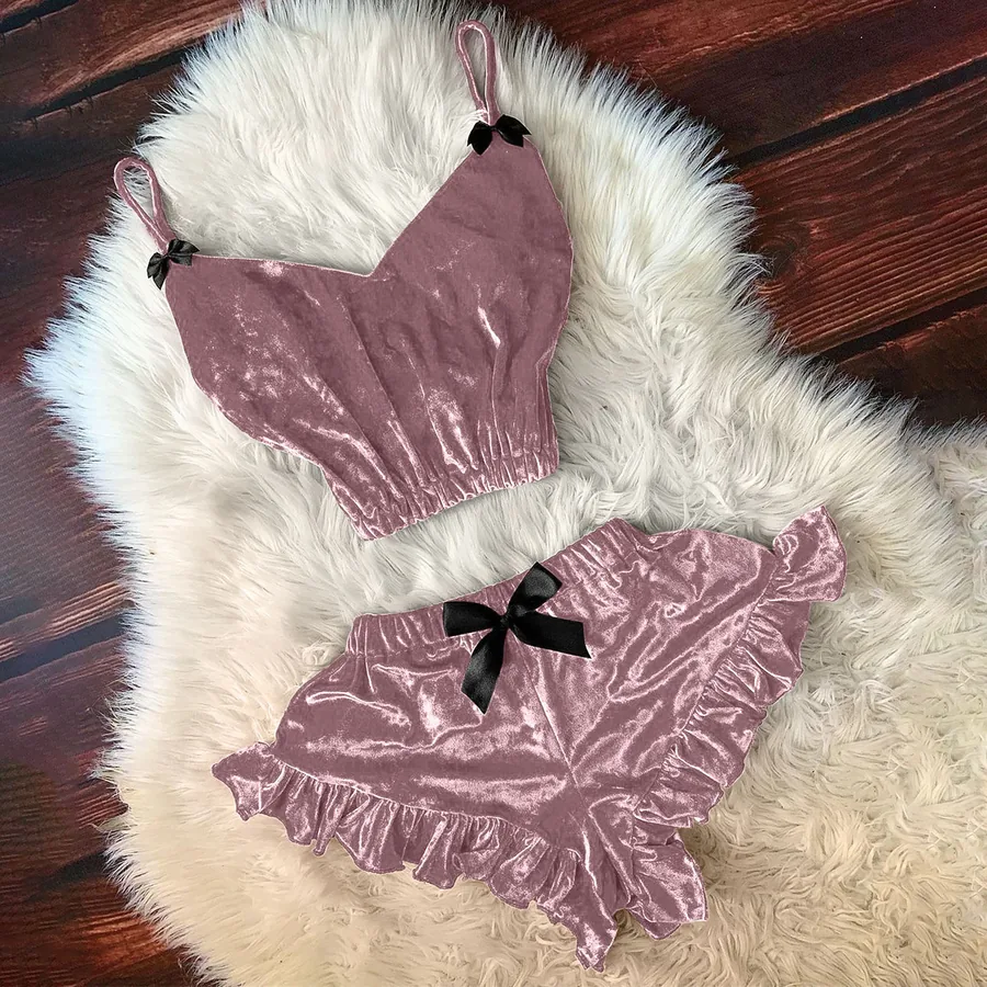 Zweiteiliges Pyjama-Set aus goldenem Samt mit Spaghettiträgern