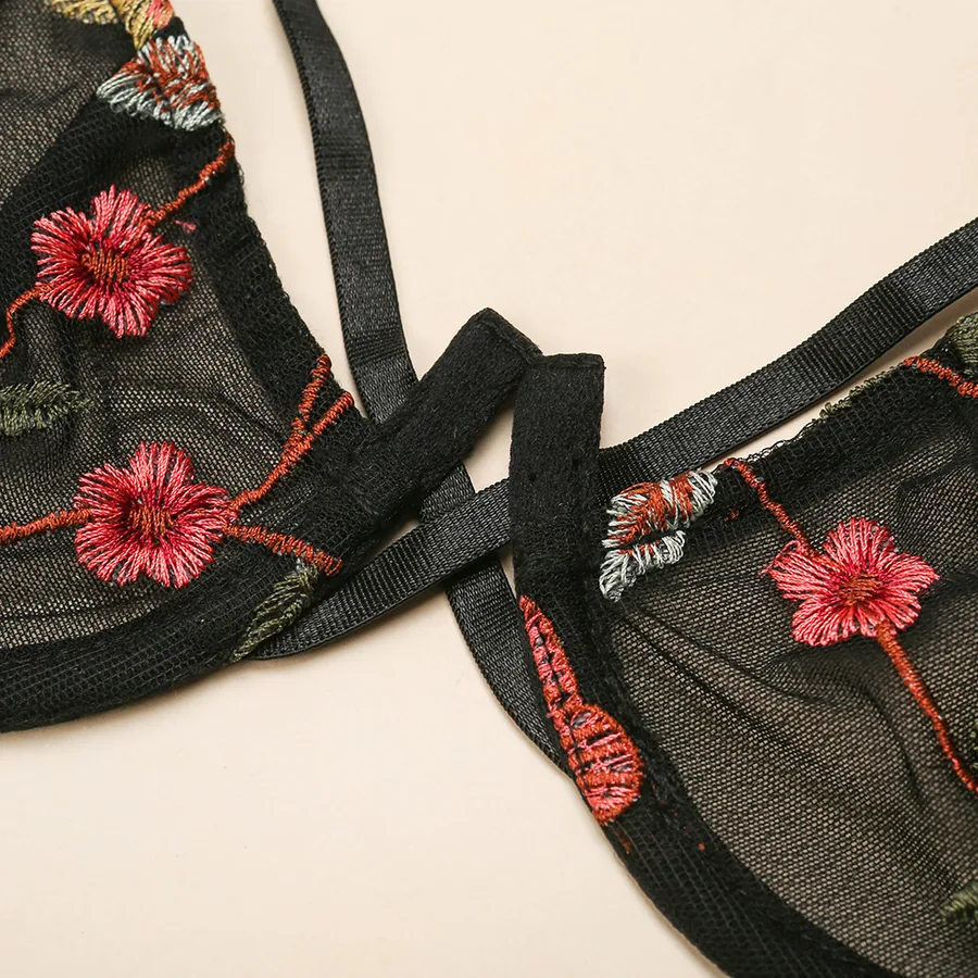 Dreiteiliges Push-up-Dessous-Set mit Stickerei