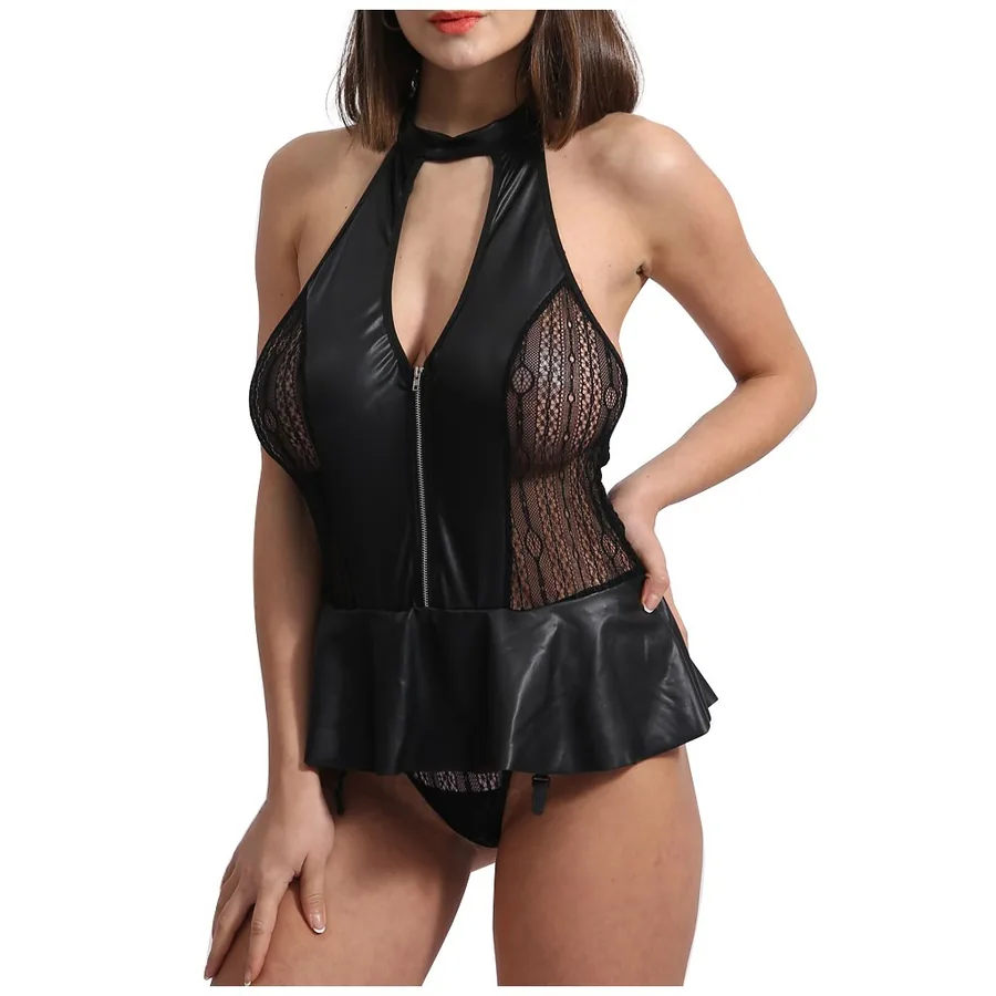 Conjunto de minissaia em couro sintético com recortes e detalhe halter em tule