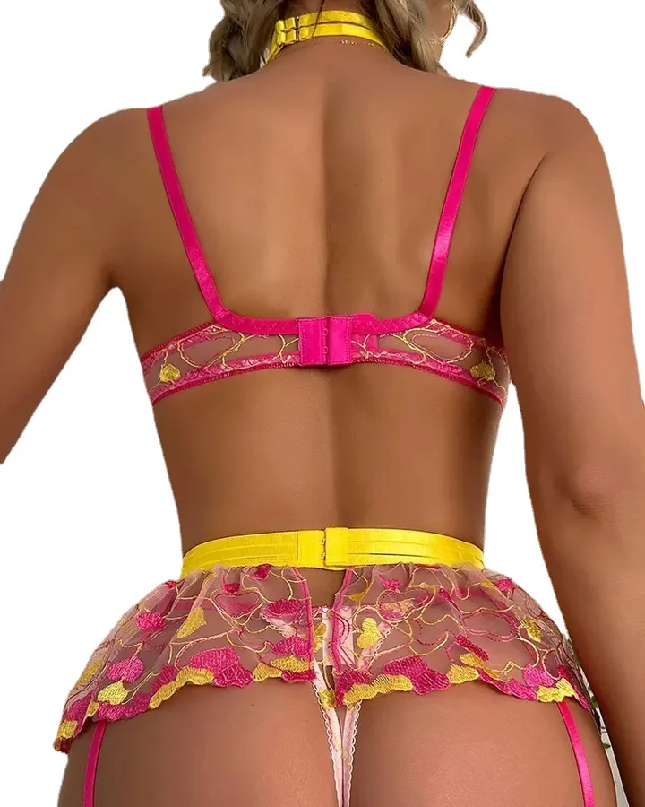 Conjunto de três peças de tule com estampa de coração e peça de pescoço