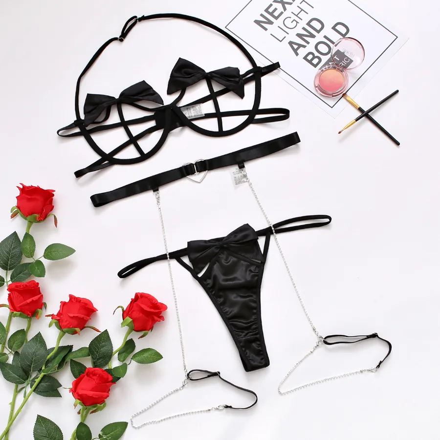 Ensemble de lingerie avec porte-jarretelles papillon