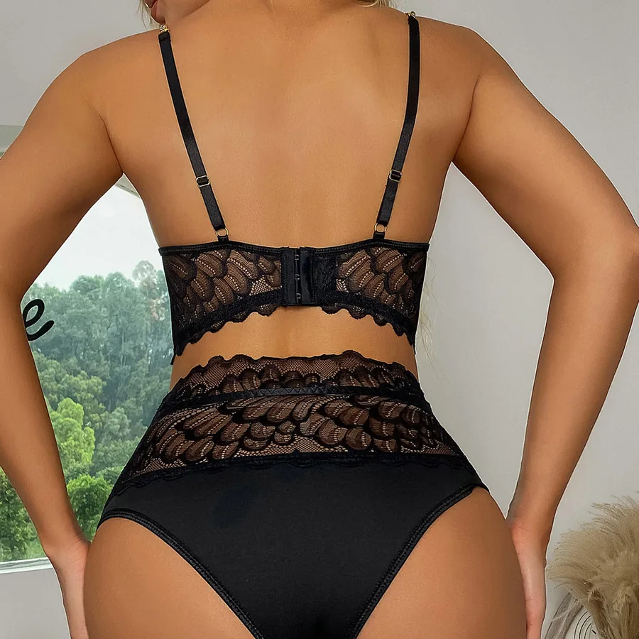 Conjunto de Lingerie com Estampa de Renda e Liga