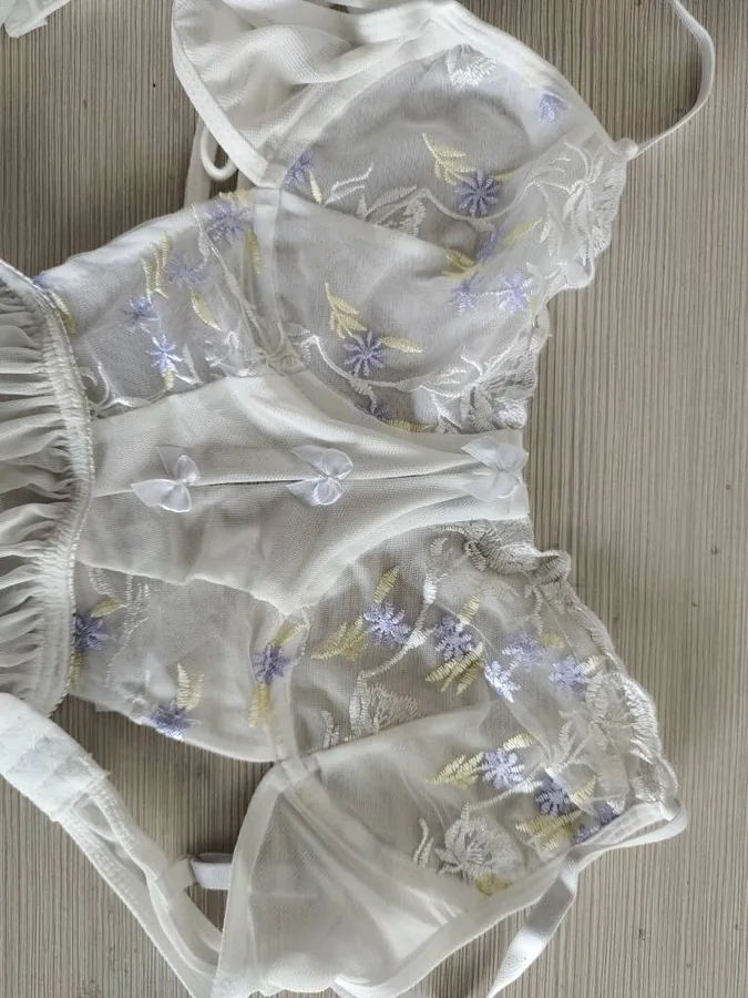 Ensemble nuisette en dentelle et résille
