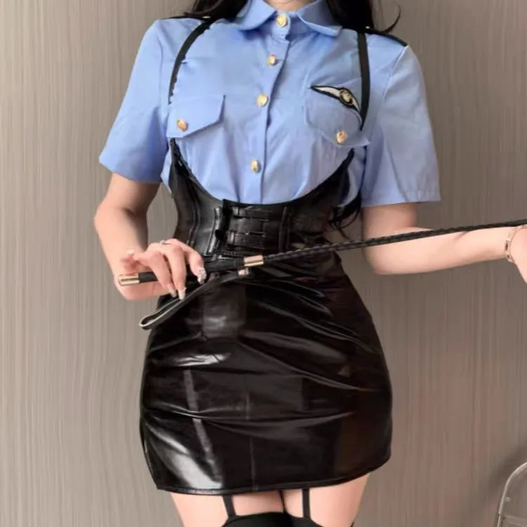 Fantasia de vestido justo em couro envernizado