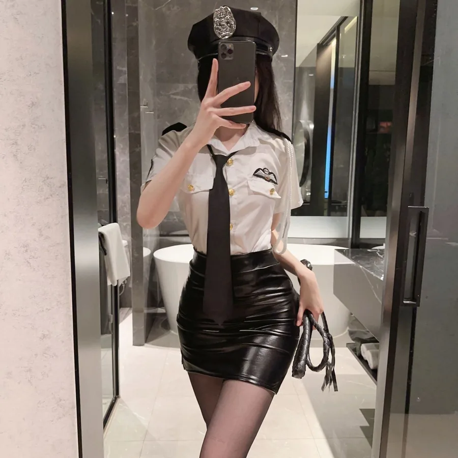 Fantasia de vestido justo em couro envernizado