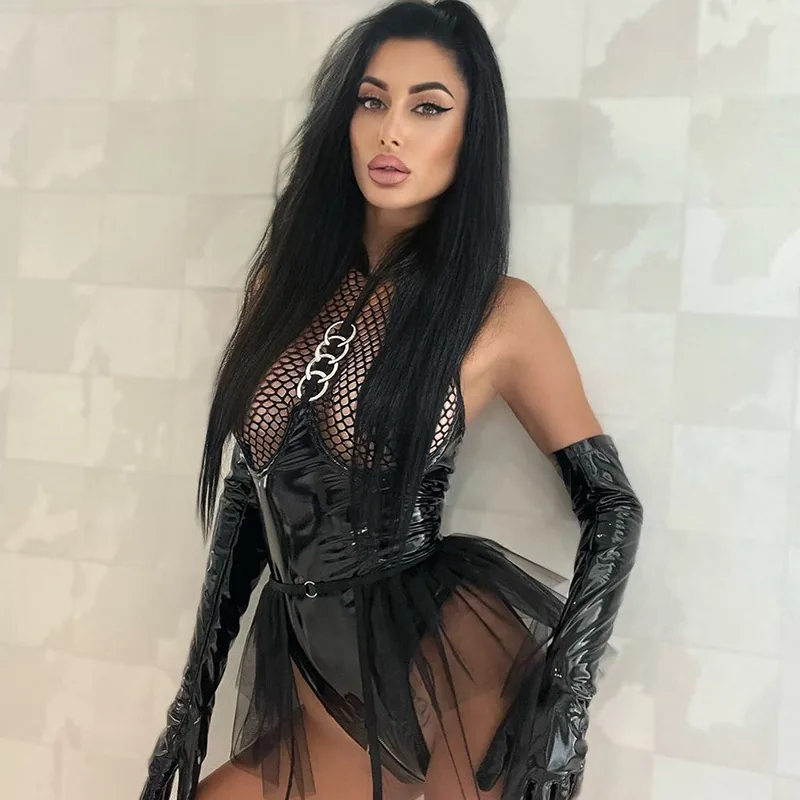 Conjunto de body de charol y malla con aberturas