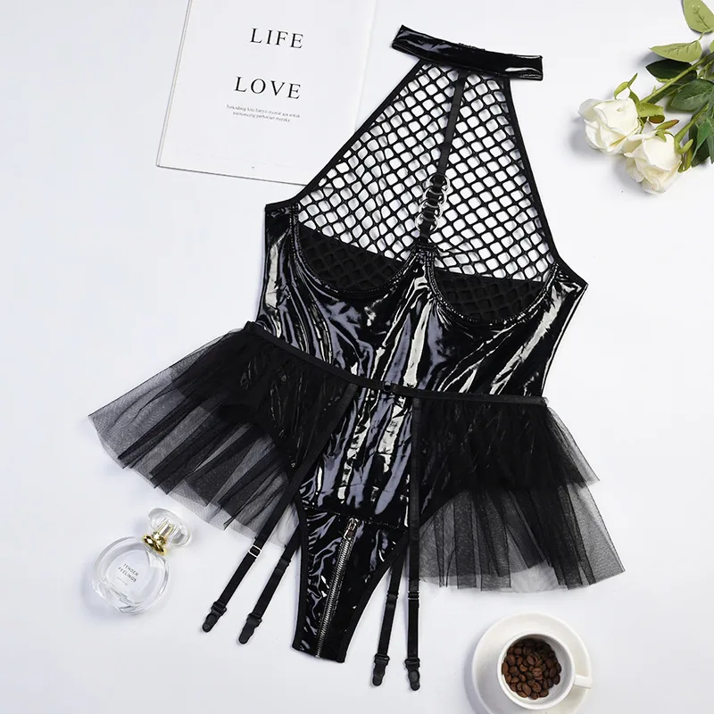 Conjunto de body de charol y malla con aberturas