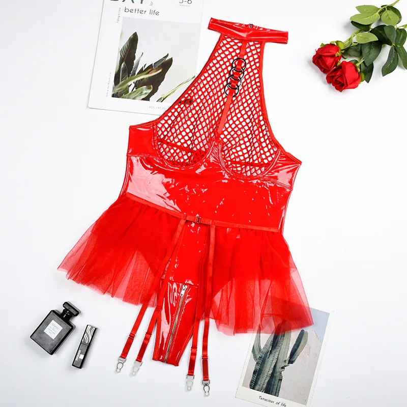 Conjunto de body de charol y malla con aberturas