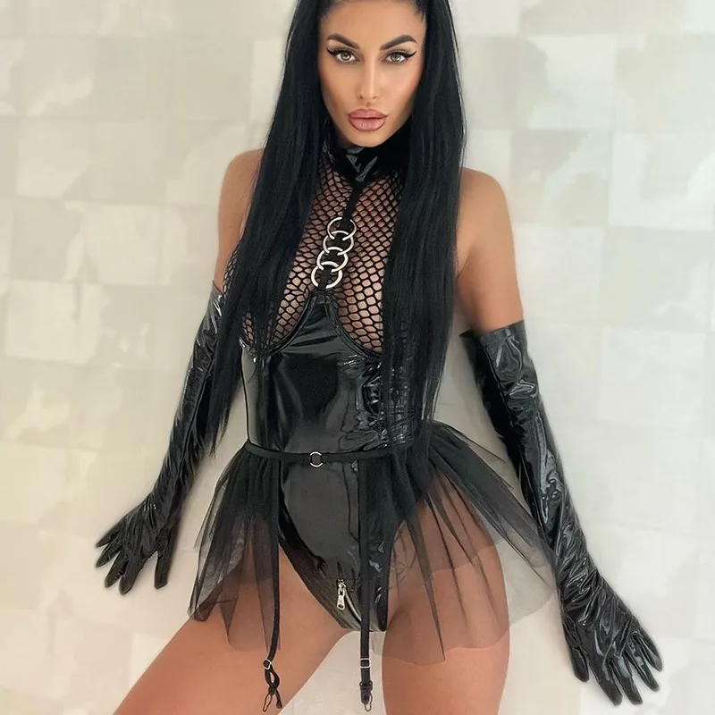 Conjunto de body de charol y malla con aberturas