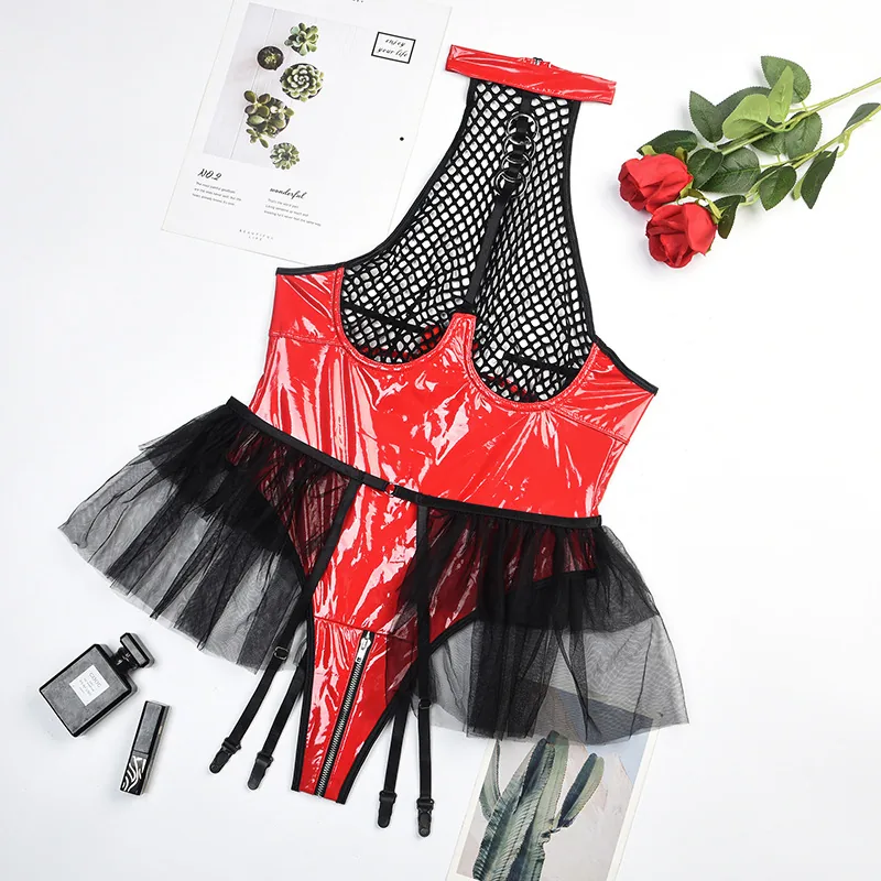 Conjunto de body de charol y malla con aberturas
