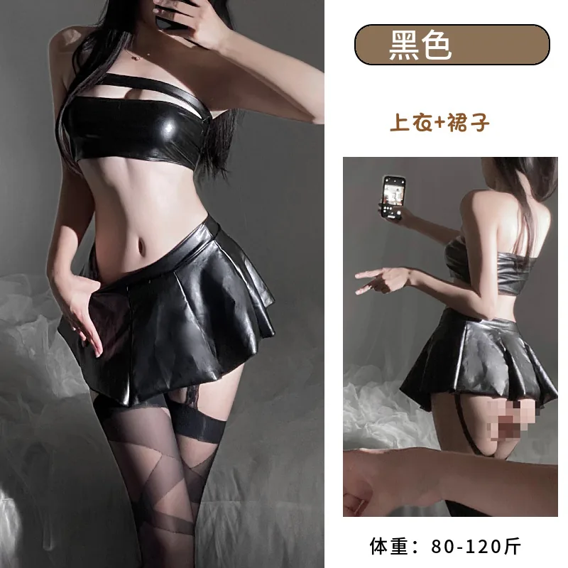 Costume de bar en similicuir verni à découpes