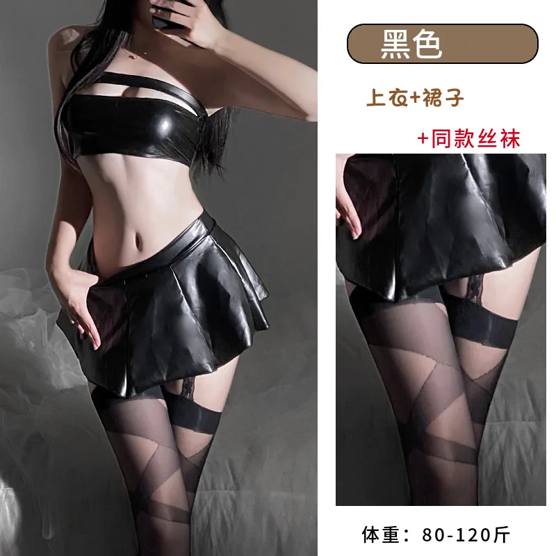 Costume de bar en similicuir verni à découpes