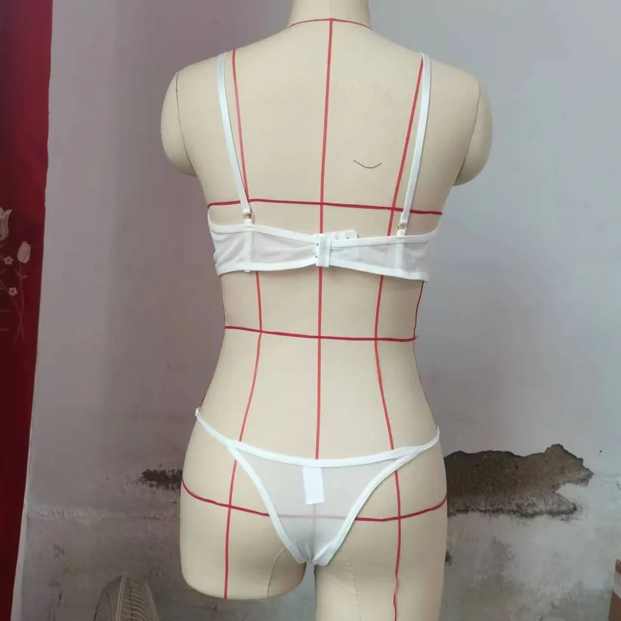 Dreiteiliges Set aus transparentem Mesh-BH und Slip