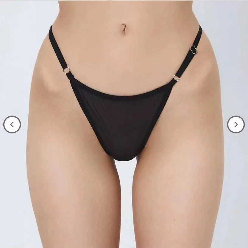 Dreiteiliges Set aus transparentem Mesh-BH und Slip