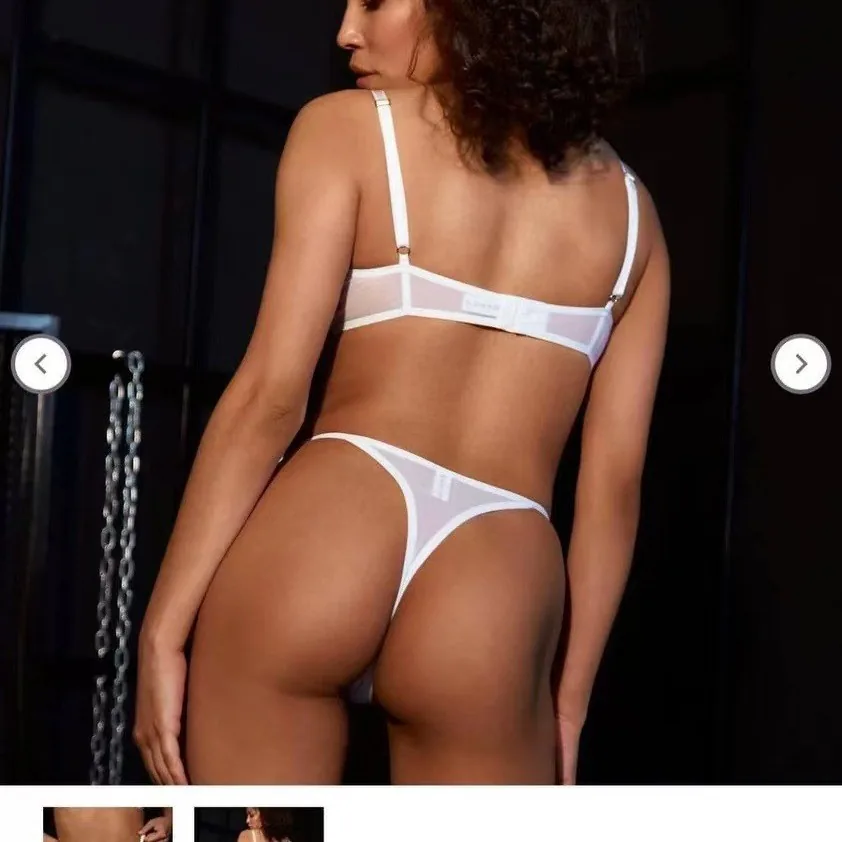 Dreiteiliges Set aus transparentem Mesh-BH und Slip