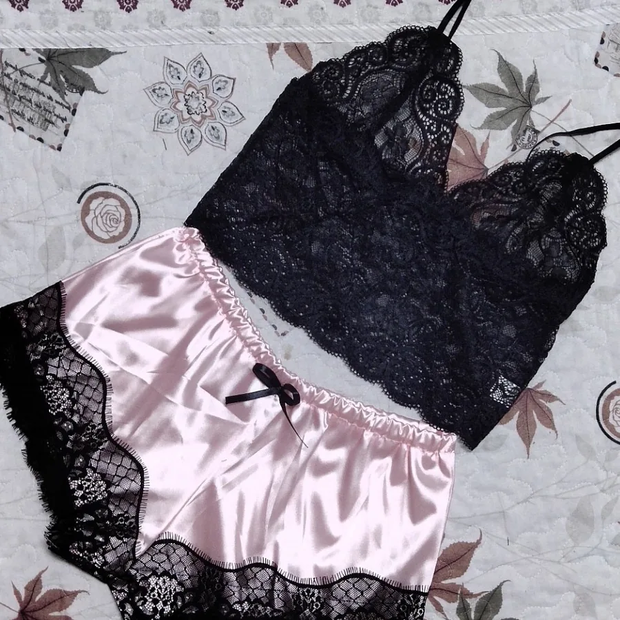Conjunto de sujetador de tres piezas con encaje, camisola transparente y bragas
