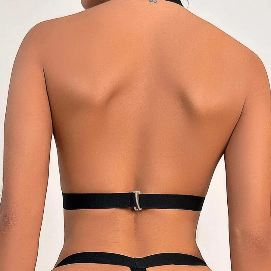 Conjunto de sujetador de tres piezas con tiras y aberturas