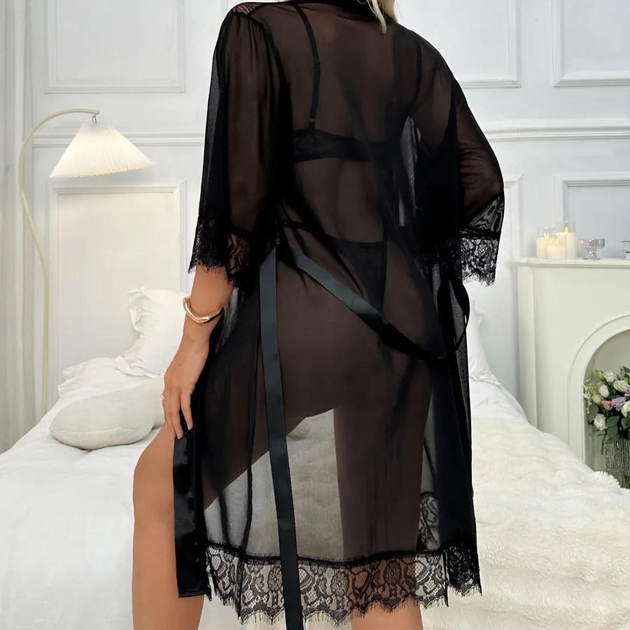 Conjunto de lingerie e roupão em tule com grade