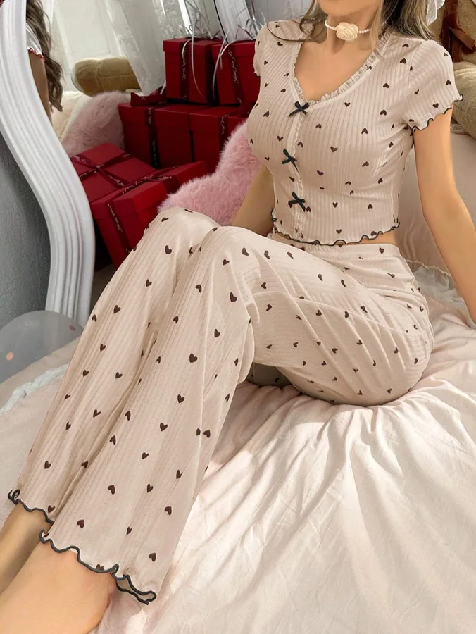 Pyjama-Set mit Herzmuster und Schleife
