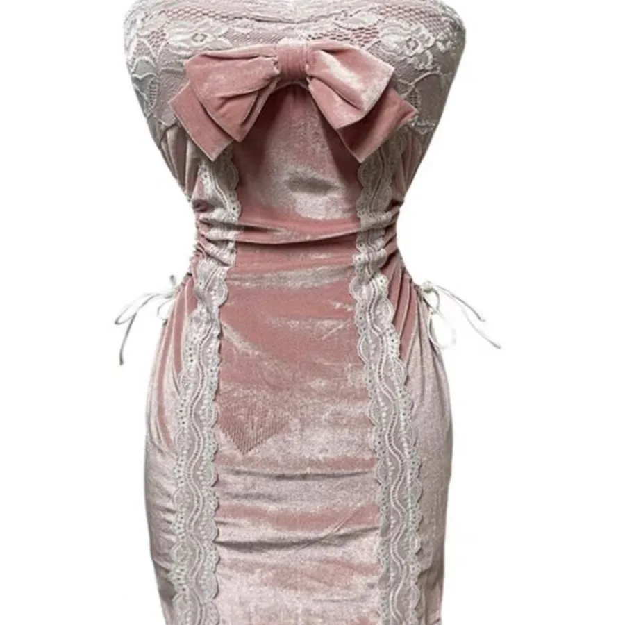 Vestido dulce sin tirantes de terciopelo con lazo de encaje