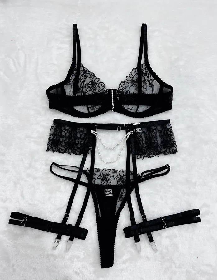 Ensemble lingerie quatre pièces en maille brodée