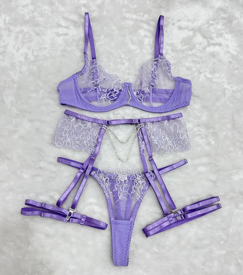 Ensemble lingerie quatre pièces en maille brodée