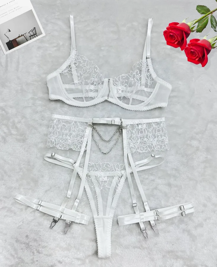 Ensemble lingerie quatre pièces en maille brodée
