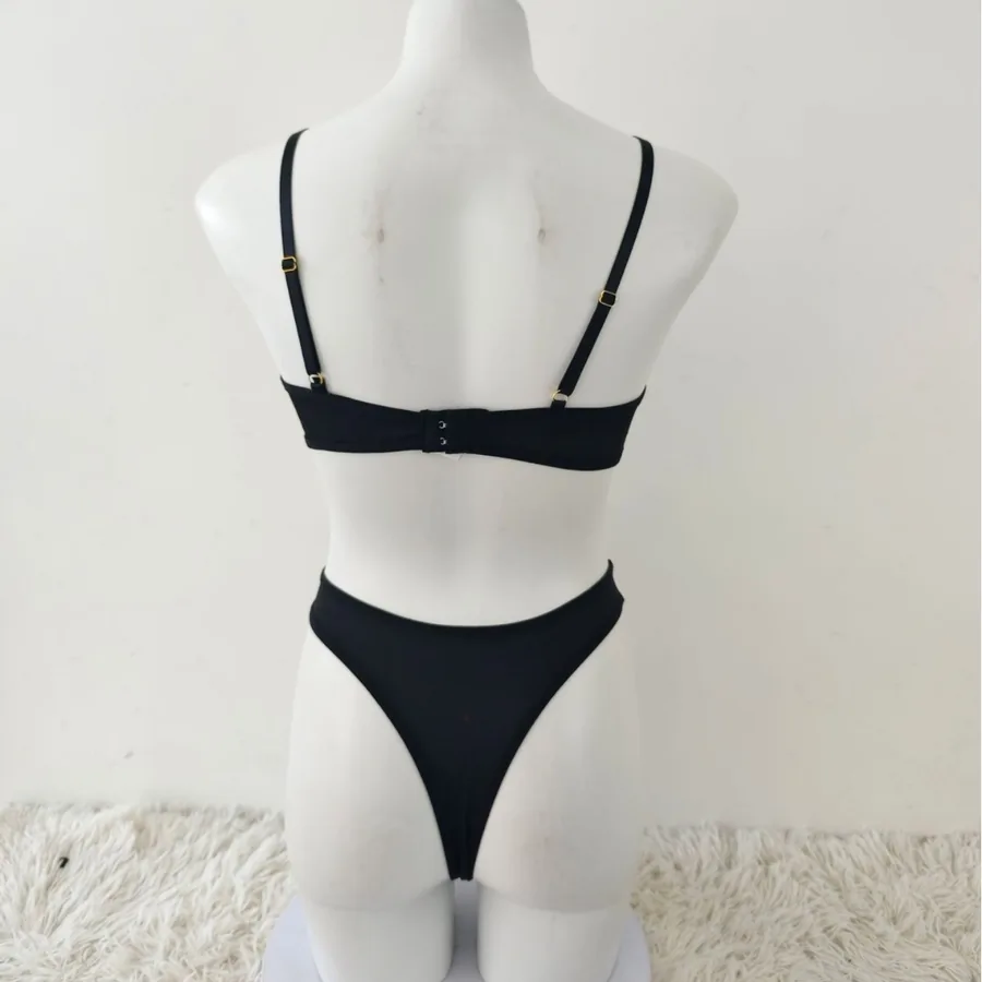 Conjunto de sujetador de dos piezas con tiras y aberturas