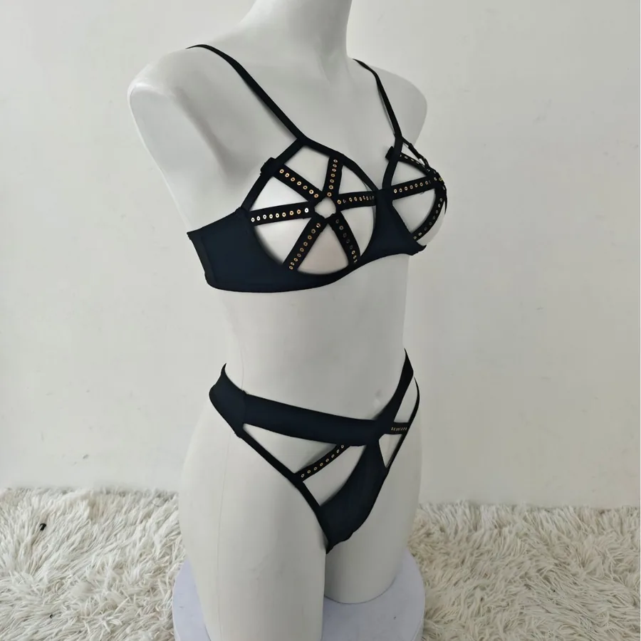 Conjunto de sujetador de dos piezas con tiras y aberturas