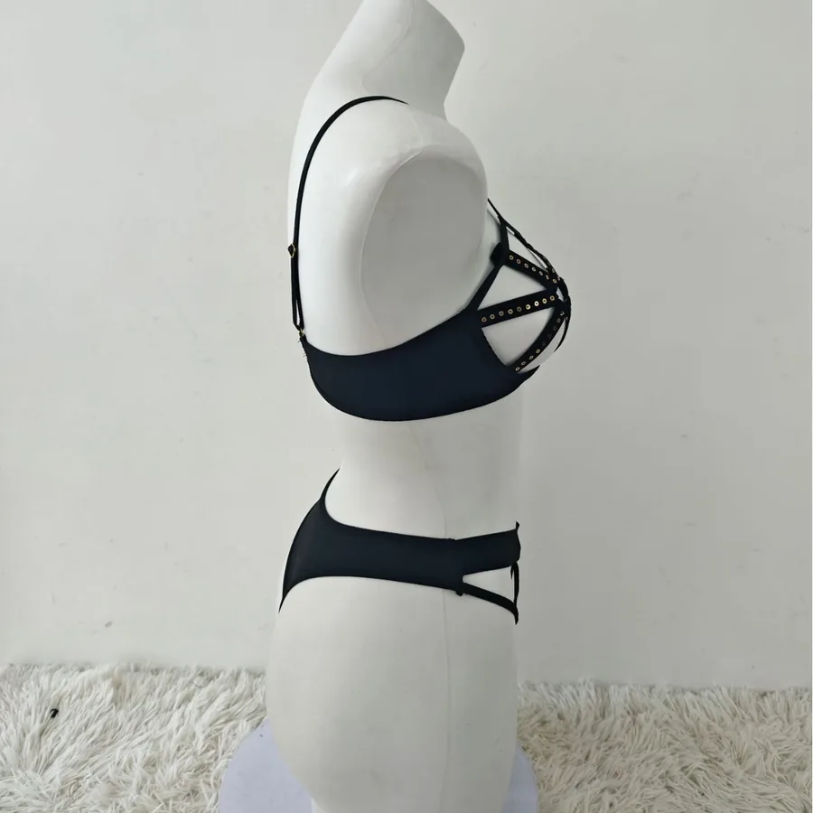 Conjunto de sujetador de dos piezas con tiras y aberturas