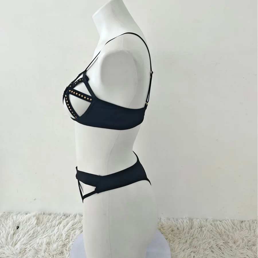 Conjunto de sujetador de dos piezas con tiras y aberturas