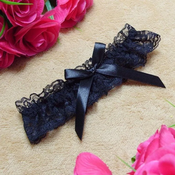 Conjunto de acessórios com cinta-liga e gargantilha de renda