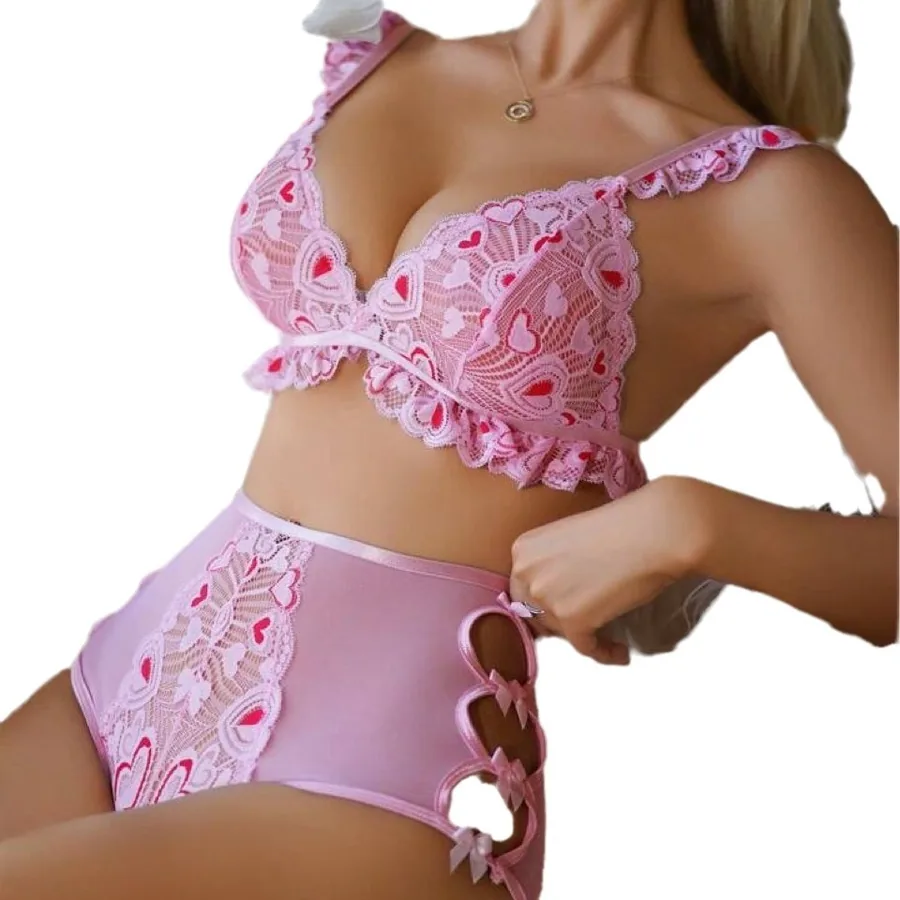 Ensemble lingerie à découpes en résille avec cœur brodé