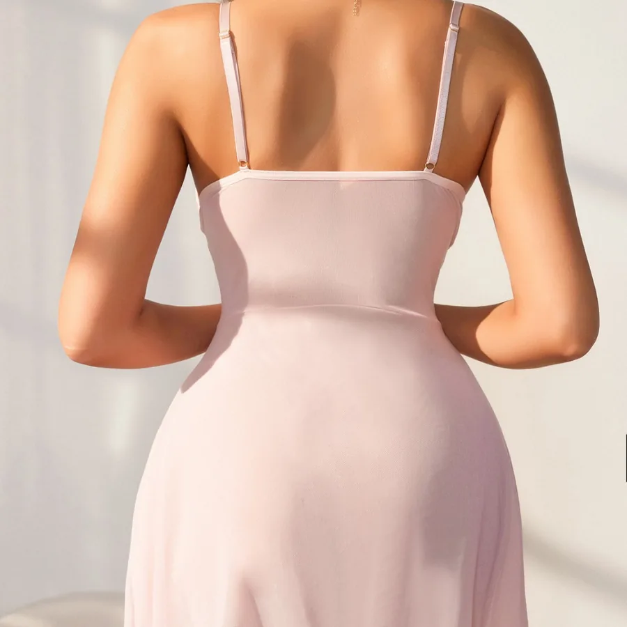 Conjunto de camisón de encaje y malla bordada
