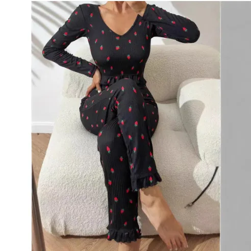 Pyjamas-set med långa ärmar och volangkanter