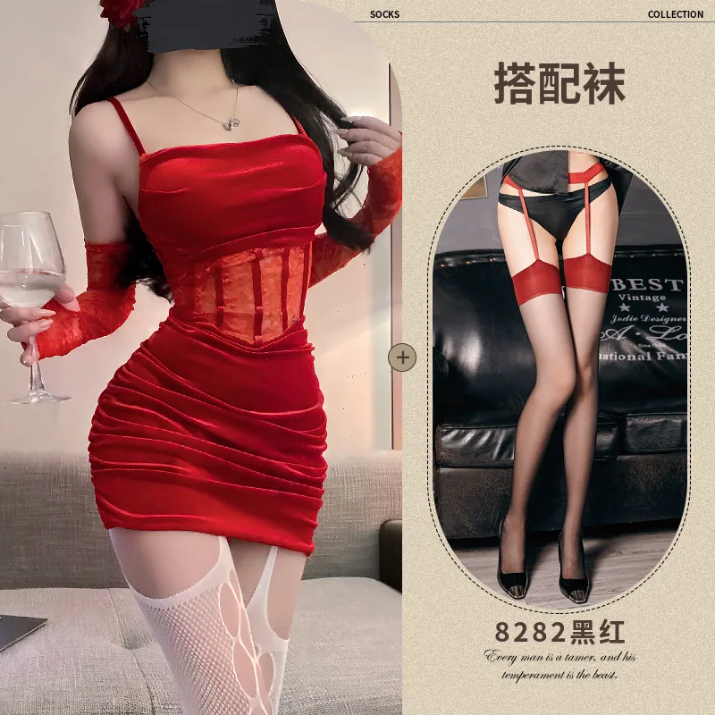 Nuisette en velours rouge et dentelle