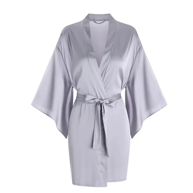 Conjunto de bata de satén y camisón