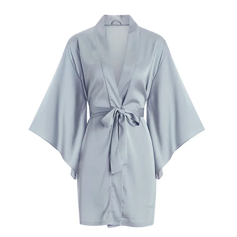 Conjunto de bata de satén y camisón