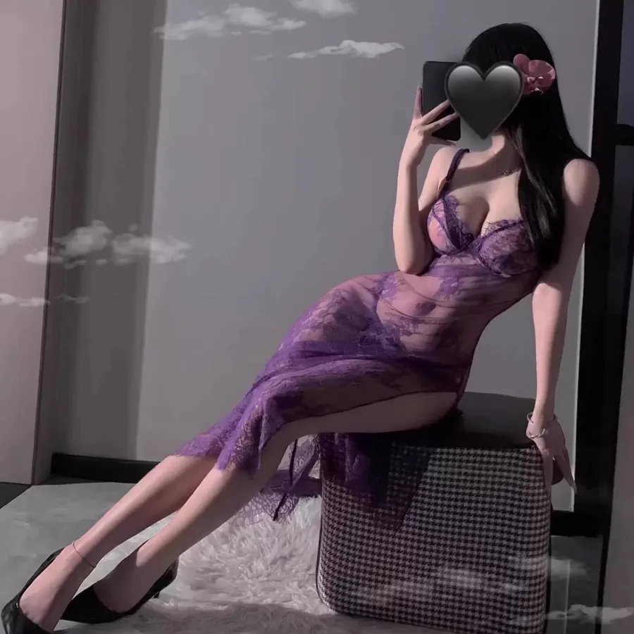Camisón morado de encaje con abertura